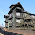 青空に映え、威容を誇る多木浜洋館＝加古川市別府町東町（撮影・辰巳直之）