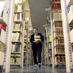 旧大学図書館の２５万冊近い蔵書が並ぶ閉架書庫。外部に知られることなく保管されている＝尼崎市若王寺２（撮影・風斗雅博）