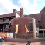 旧聖トマス大学の図書館棟を利用した尼崎市の施設「アマブラリ」＝尼崎市若王寺２（撮影・風斗雅博）