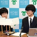 子ども向けの教室開催を目指す武藤さん（右）と、部活動の後輩大野嘉月さん＝神戸市役所