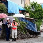 熊本地震の被災地で、派遣職員として家屋被害認定調査に当たる淡路市の職員（右）＝２０１６年５月、熊本県益城町