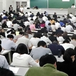 「就職氷河期世代」を対象に行われた宝塚市の職員採用試験＝２０１９年９月２２日、西宮市内