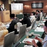女性経営者らを前に、宿泊業界の観光戦略について話す阿部佳さん＝神戸市東灘区向洋町中２