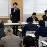 県の担当職員から説明を受ける但馬や播磨地域の観光協会職員ら＝県豊岡総合庁舎