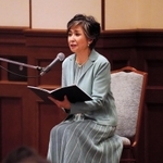 震災をテーマにした詩を朗読する竹下景子さん＝２４日夜、神戸市中央区、県公館（撮影・藤家　武）