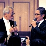 芸術活動を通じた語り継ぎの意義について語る島田誠さん（左）と堀内正美さん＝神戸市中央区下山手通４、兵庫県公館