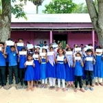 ＮＰＯ法人「バングラデシュの村を良くする会」の支援で建てられた小学校と、そこに通う子どもたち＝２０１９年、バングラデシュ（岩下八司さん提供）