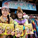 レトルトの「バングラデシュカレー」をＰＲする岩下八司さん（右）、啓子さん夫婦＝丹波篠山市京町、「だいじょうぶ屋」