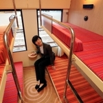 報道陣に公開された「ウエストエクスプレス銀河」。女性用の普通車指定席は、赤を基調にしたデザインになっている＝２５日午後、大阪府吹田市（撮影・鈴木雅之）