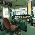 「ウエストエクスプレス銀河」の運転席。１９８０年代の車両をベースにつくられており、クラシックな雰囲気が漂う＝２５日午後、大阪府吹田市（撮影・鈴木雅之）