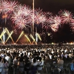 兵庫県内最大級の規模を誇る「みなとこうべ海上花火大会」。五輪の影響で今年は秋の開催となった＝２０１９年８月、神戸市中央区