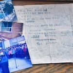 阪神・淡路大震災直後に歌詞とメロディーをメモした紙。被災した自宅の写真などと大切に保管している（撮影・秋山亮太）