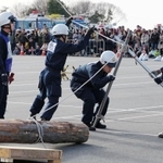 訓練で倒木を動かす仕組みを作る警察官＝２６日午後、小野市山田町、県警緊急自動車総合訓練センター