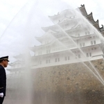 訓練を視察する林崎理・消防庁長官（右）と宮田亮平・文化庁長官＝２６日午前、姫路市本町