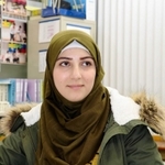 シリアから逃れ、日本で学ぶラシャさん。シリアの平和を願っている＝神戸市須磨区大黒町５、市立丸山中学校西野分校