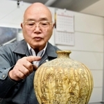 「永仁の壺ではないか」。特徴を説明する松原賢政さん＝姫路市土山東の町