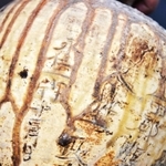 壺の周囲には「永仁」などの文字が読み取れる