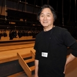豊岡市職員時代から市民プラザの演劇事業を手掛けてきた岩崎孔二館長。「僕は演劇好きだから、シンプルに演劇人口が増えてほしいな」＝豊岡市大手町
