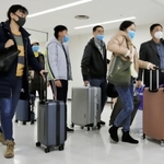 上海発の「新鑑真」で到着した乗客ら＝２７日午前、神戸市中央区新港町４、神戸ポートターミナル（撮影・斎藤雅志）