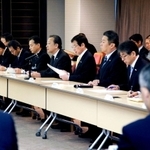 新型コロナウイルスの感染拡大について対策を確認した情報連絡会＝２９日午前、神戸市役所