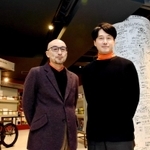 「豊岡市のキャッチフーレズ『コウノトリも住めるまち』に加えて『アーティストも住めるまち』になれば」と話す田口幹也館長（左）と吉田雄一郎プログラムディレクター＝豊岡市城崎町湯島