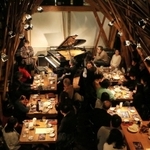 閉店を前にしたラストライブで思い出話を振り返る松永貴志さん（左上）＝２９日夜、芦屋市東山町、レフトアローン（撮影・風斗雅博）