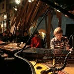 閉店を前にしたラストライブ。松永貴志さん（右）によるピアノの旋律が店内に響き渡った＝２９日夜、芦屋市東山町、レフトアローン（撮影・風斗雅博）