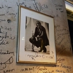 店内の壁に飾られたマイルス・デイビスの写真とサイン＝芦屋市東山町、レフトアローン（撮影・風斗雅博）