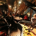 満席となった最後のライブ。松永貴志さんが軽やかな旋律を奏でた＝２９日夜、芦屋市東山町（撮影・風斗雅博）