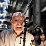 無声映画の上映会で活弁を務める玉岡忠大さん＝２０１２年８月、三木市内
