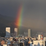 市街地を彩る鮮やかな虹＝３０日午後、神戸市中央区（撮影・斎藤雅志）