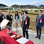 表彰式で高梨柳太郎社長（左）から賞状を受け取る青山裕一さん（中央）＝姫路競馬場