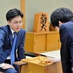 順位戦Ｂ級１組１１回戦に勝利し、来期からはＡ級で戦う菅井竜也八段＝関西将棋会館