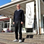 小学校と幼稚園だった建物を改修した劇場の前に立つ劇団「鳥の劇場」代表の中島諒人さん。「演劇をより身近なものに」と地域住民と歩む＝鳥取市鹿野町鹿野
