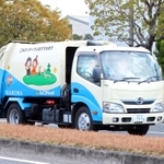 兵庫県播磨町内のごみを収集するパッカー車＝兵庫県播磨町新島