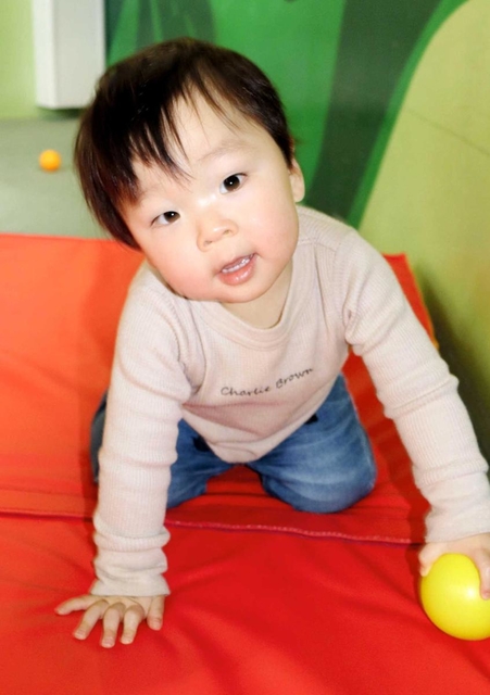 マットの上で遊ぶ悠仁ちゃん（１）