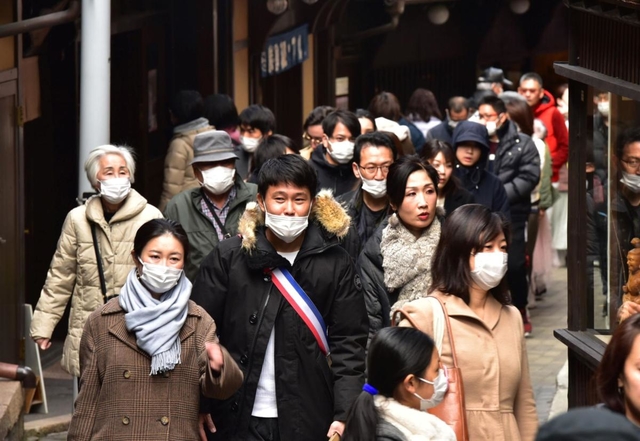 有馬温泉を散策する観光客ら。マスク姿の人が目立った＝２日午後、神戸市北区有馬町（撮影・秋山亮太）