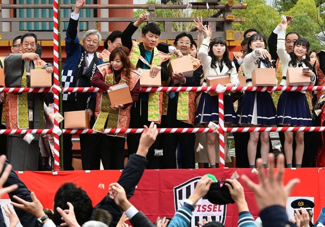 令和初の節分神事で豆まきをする月亭八方さん（左１人目）やハイヒールモモコさん（同３人目）、ＴＫＯ木本武宏さん（同４人目）。ＮＭＢ４８のメンバーたち（右）も参加した＝神戸市中央区下山手通１、生田神社（撮影・秋山亮太）