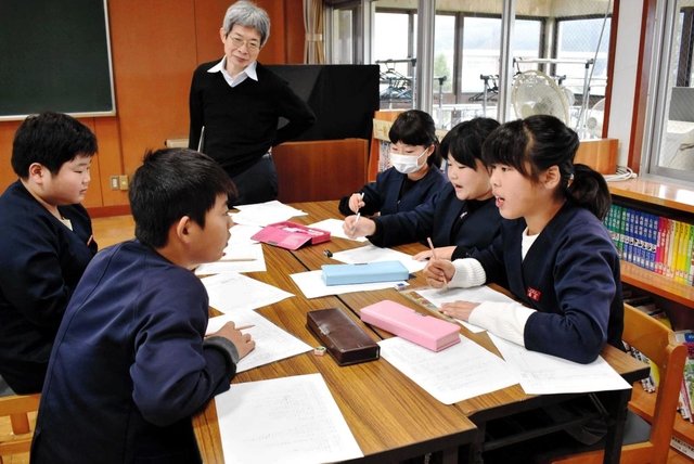 「転入生は外国から来たことにしてみよう」「じゃあ言葉はどうする？」－。せりふを考える子どもたちを平田オリザさんが見守る＝中筋小