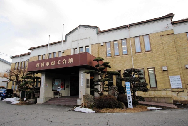 青年団の拠点「江原河畔劇場」となる改修前の豊岡市商工会館（２０１８年２月）＝豊岡市日高町日置