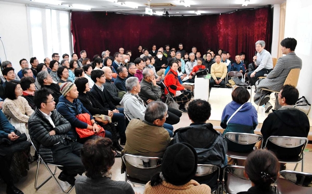 平田オリザさんらの対談を聞きに集まった地元住民ら＝豊岡市日高町日置