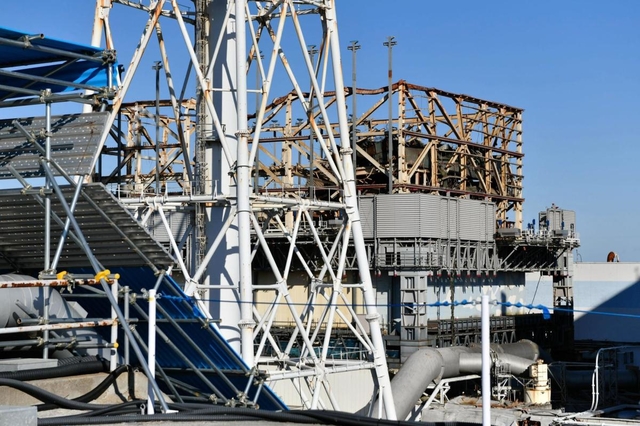 水素爆発が起き、鉄骨がむき出しのままの福島第１原発１号機＝４日午後、福島県大熊町（代表撮影）