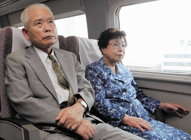 小泉首相の訪朝に合わせ、新幹線で東京に向かう有本明弘、嘉代子さん夫妻＝２００２年９月１５日