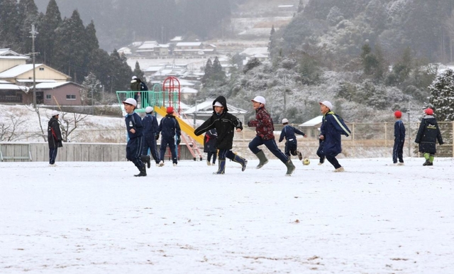 うっすら白い雪に覆われた校庭で児童が雪遊びを楽しんだ＝６日午前７時５３分、宍粟市波賀町安賀、波賀小学校（撮影・小林良多）