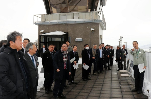 送迎デッキから空港施設を見学する「但馬空港のあり方懇話会」のメンバーら＝但馬空港