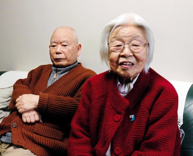 米朝首脳会談の実施の報道に、拉致問題解決の望みを語る有本嘉代子さん（右）と夫の有本明弘さん＝２０１８年３月９日、神戸市長田区