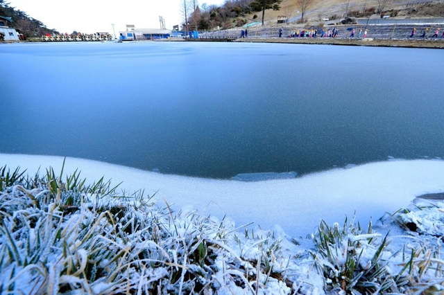 厳しい冷え込みとなって、水面が凍った池＝７日午前、神戸市灘区六甲山町、六甲山スノーパーク（撮影・鈴木雅之）