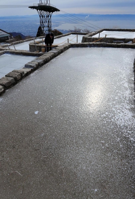 寒波到来。天然の氷を作る「氷棚」に厚い氷が張った＝７日午前、神戸市灘区六甲山町、六甲ガーデンテラス（撮影・鈴木雅之）