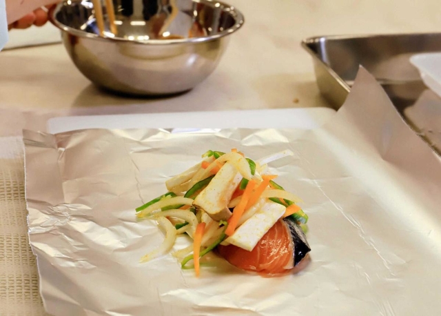 【３】蒸し焼きで栄養逃さず／ホイルで蒸し焼きにすることで、栄養も損ないにくく、野菜も取れる。