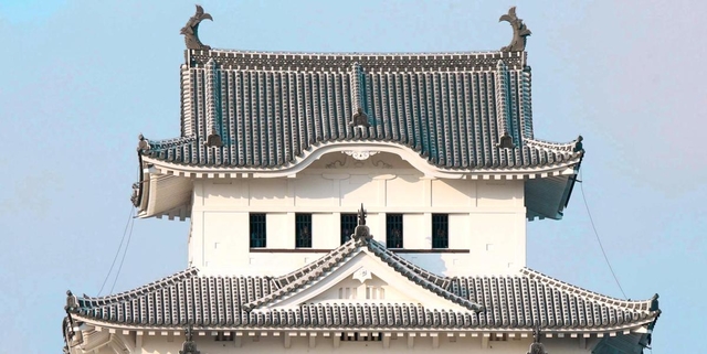 姫路城大天守の屋根を伝う避雷針の導線＝姫路市本町（撮影・小林良多）